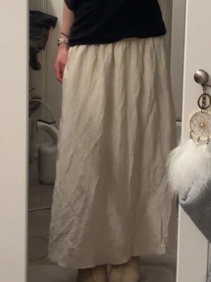 Beige långkjol från H&M - Säljer en beige långkjol från H&M i storlek XS. Köp nu inför midsommar!!!☺️💖Strethig långkjol så passform mer XS-M
