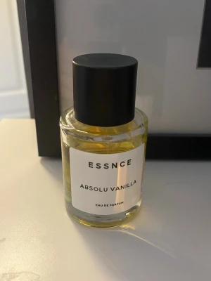 ESSNCE Absolu Vanilla  - Smått använd! eau de parfume från ESSNCE.  Köpt några månader sedan! Top notes: Vanilla orchid, Jasmine heart notes: Vanilla, Tonka beans Base notes: Amber wood, Musk, Brown sugar, Patchouli