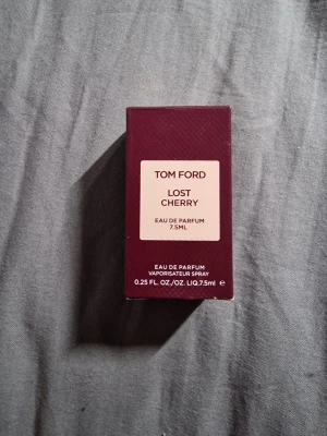 Tom Ford Lost Cherry 7.5ml - Upptäck Tom Ford Lost Cherry i smidig 7.5ml storlek. Innehåller ingredienser som alkohol denat., vatten, parfym, benzyl salicylate, linalool, limonene och oakmoss-extrakt. Tillverkad i USA. Perfekt för dig som vill testa en ikonisk doft i mindre format.