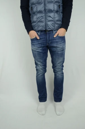 Dondup Jeans  - DONDUP JEANS NYASTE MODELLEN  Storlek : W33  Modell : George  Mått : A = 43CM - B = 100CM  Användning : Jeansen är i ett väldigt fint skick utan defekter  Nypris : Cirka 3500SEK  Modellen på bilden är 182CM och väger 76KG