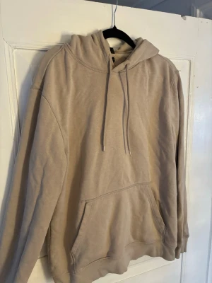 Beige hoodie från H&M - Säljer en beige hoodie från H&M. Det är en relaxed fit för en skön och oversized stil. 
