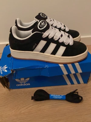 Adidas Campus - Adidas Campus. Storlek 39 1/3. Lådan samt extra skossnören ingår givetvis. Fråga gärna för fler bilder eller funderingar. Fraktar oftast samma dag, fråga gärna innan. Vill tillägga att lådan är lite skadad😔 