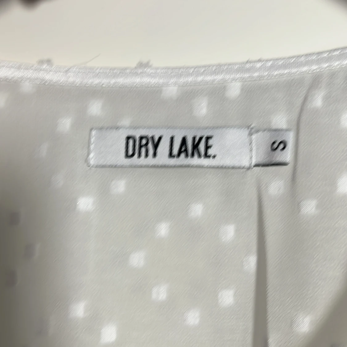 Vit prickig klänning från Dry Lake - 2