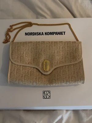 Vintage dior - Vintage Christian dior väska i topp skick. Köpt på nordiska kompaniet för länge sen, men har behållits i en låda. Spännet på väskan krånglar lite. Pris kan diskuteras vid snabb affär.
