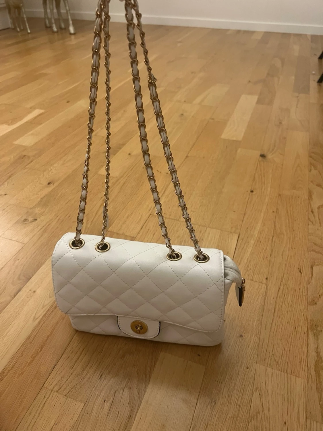 Vit quiltad axelväska med guldkedja - 1