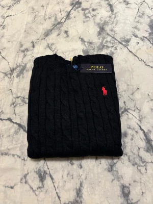 Polo Ralph Lauren tröja M - Polo Ralph Lauren polo/tröja i mycket bra skick. Använd fåtal gånger, inga fläckar eller hål.storlek M