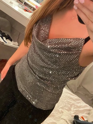 Fest topp - Säljer en snygg silvrig glittrig fest topp i storlek XS från märket ”Sisters Point”. Inga defekter, jättefint skick, endast använd en gång 