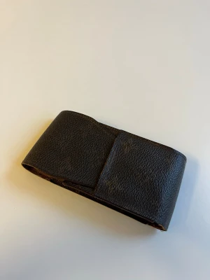 Brunt cigarettfodral - Brunt cigarettfodral, köpt vintage. Bra skick, lite blekt print och små skavanker. 