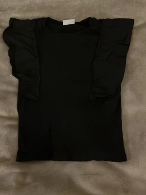 Svart blus med volangärmar - Säljer denna jättefina toppen från Kappahl, pris kan diskuteras 💕
