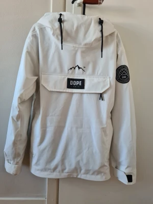 Skidjacka i nyskick ❣️ - Säljer en jätte fin skidjacka märke Dope • Den har stor ficka framtill, liftkortsficka, stormhuva med dragsko fram och bak, microflecce insidan av kragen vid hakan, handledsmuddar, dragskor i midja och nederkant, ventilation under ärmar,elastiskt snölås, mediaficka. Använd endast en vecka. Säljer endast för jag ska köpa ny. 