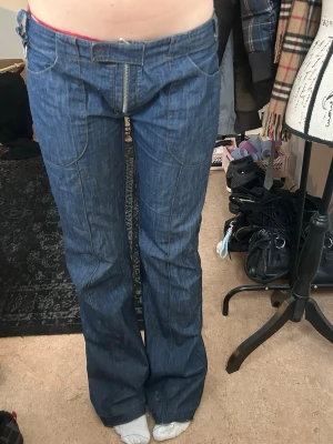lowwaist bootcut jeans - Supersöta jeans ! Midjemått ca 45 cm tvärs över, innerbenslängd ca 90 cm 🦄 storlek 32 i midja