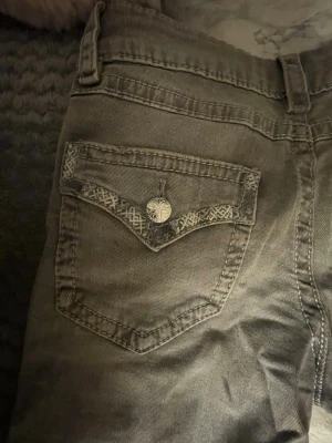 Grå jeans från Gina Tricot, stl 164 - gråa jeans med detaljer på fickor