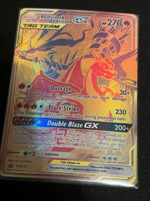 Charizard & Reshiram Pokemon kort - Säljer min charizard o reshiram kort, bra för dig som samlar på Pokémon kort eller använder de för spel. 