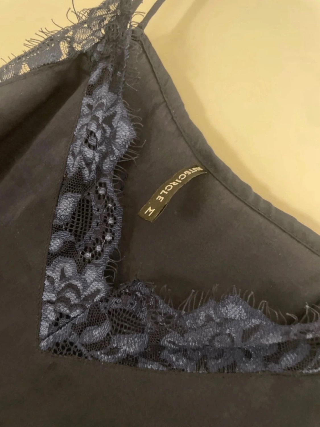 Mörkblå linnetopp med spets från Article E - 1