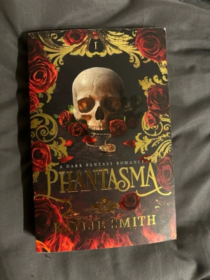Phantasma - En dark fantasy romance bok på Engelska. Säljer för att få mer plats i mitt rum.