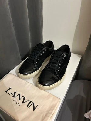 Lanvin cap toe  - Nu säljer jag mina lanvins som är i mycket fint skick. Inga defekter, dustbag ingår. Storlek uk8 vilket motsvarar 42 i eu. Hör av er vid frågor och funderingar!