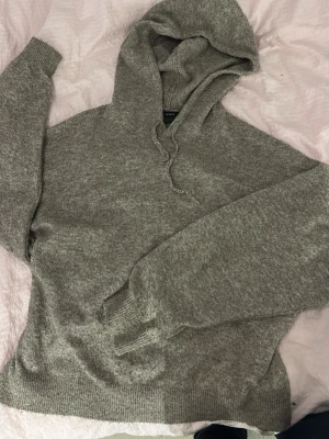 Stickad hoodie  - En fin stickad hoodie med mjukt material. Använd fåtal gånger, skriv om pris!