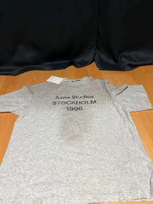Grå Acne Studios t-shirt Stockholm - Grå acne studios tröja som är helt ny. Kom gärna med frågor, kvitto finns💕💕