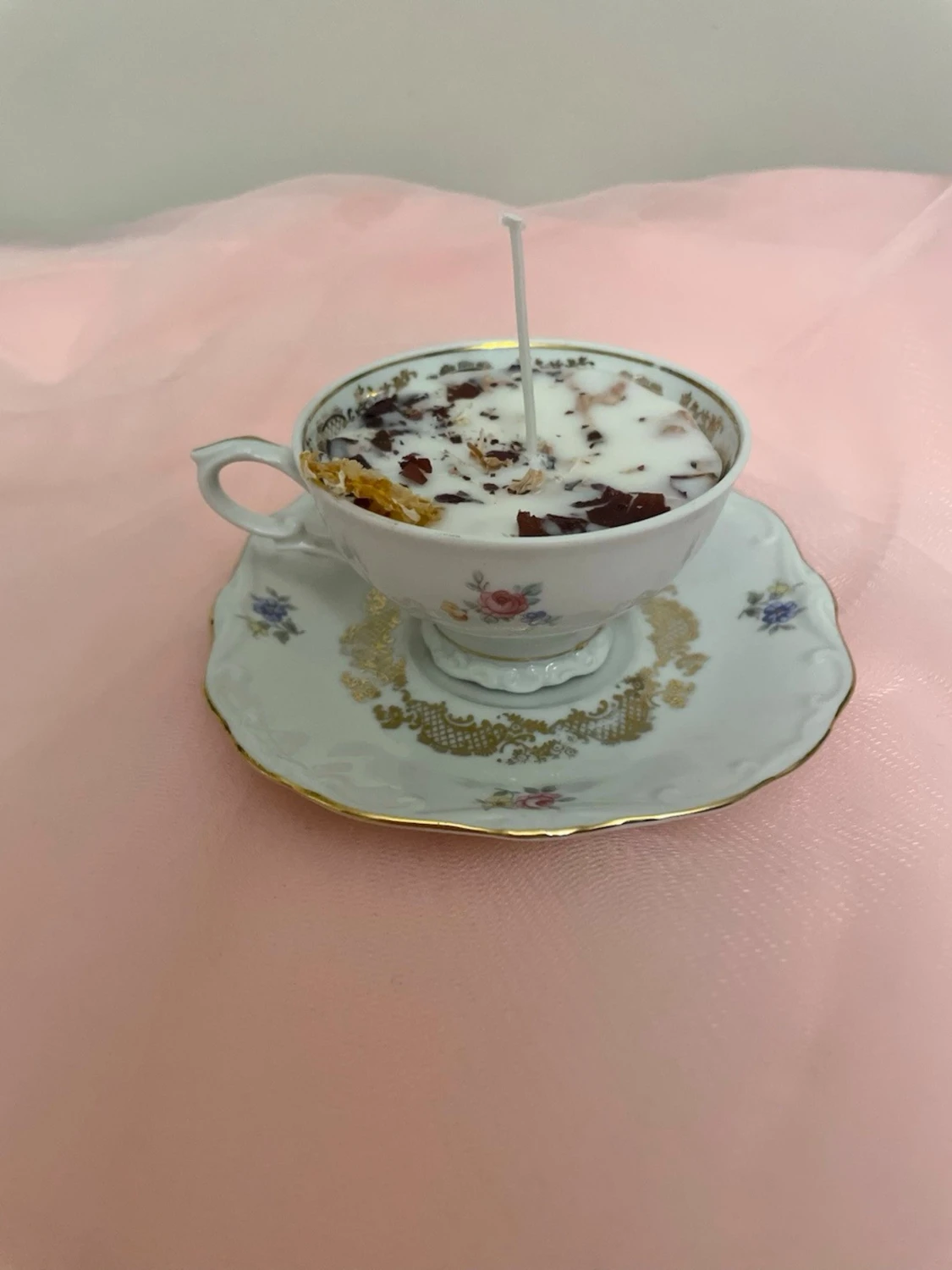 Doftljus i en vit tekopp med blommor i doft utav vanilj nr 6