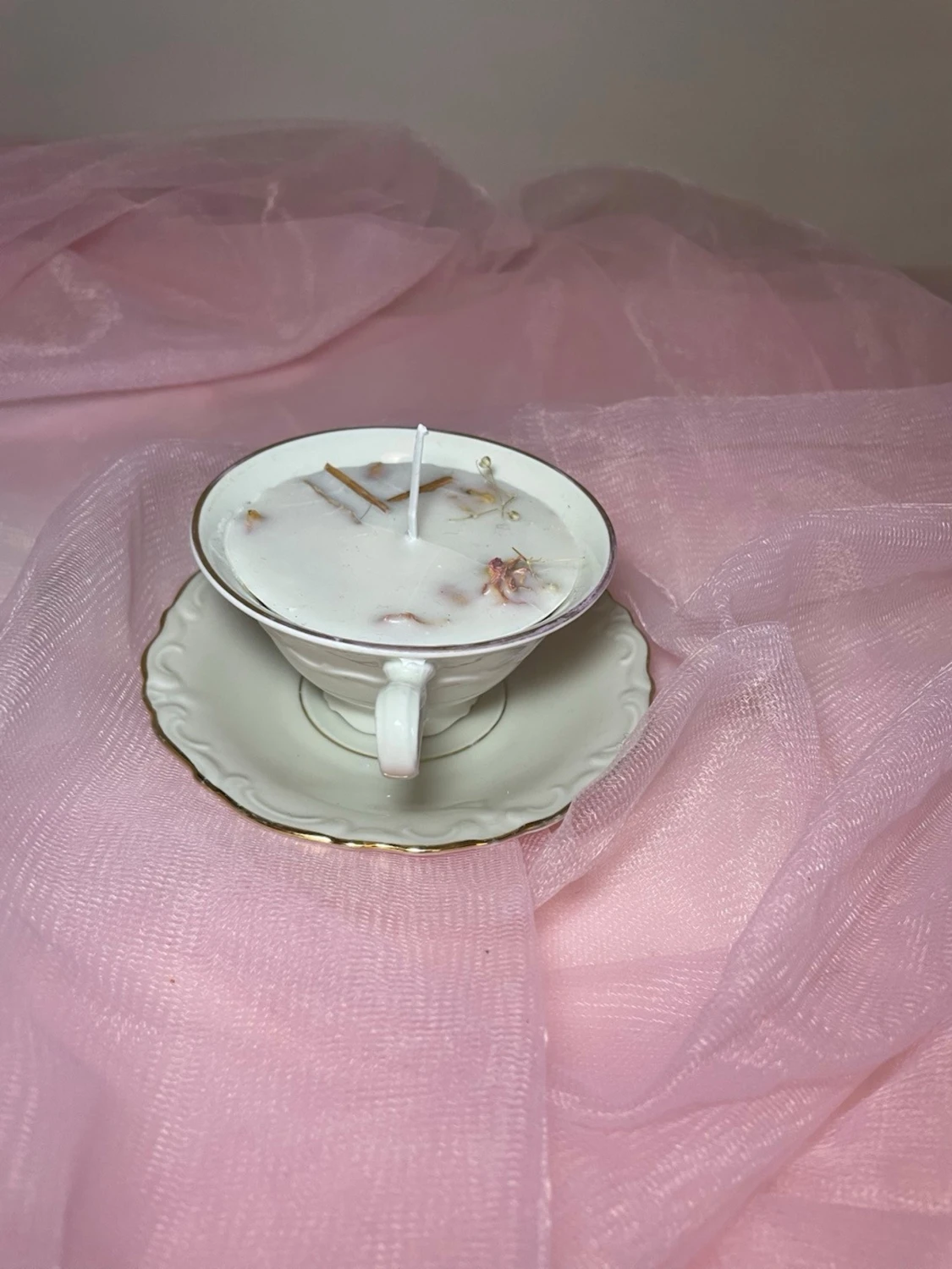 Doftljus i en tekopp i en vit färg med torkade blommor och kanel  - 3