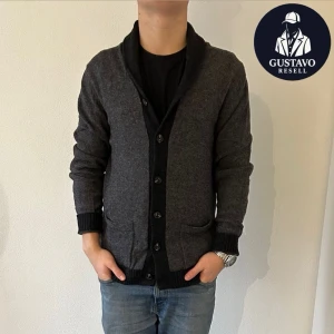 LAMMULL CARDIGAN - Tja. Säljer denna sjukt snygga o exklusiva koftan i lammull. Extremt skön och mjuk, extremt bra kvalité. Storlek M. Inga tecken på användning, använd få gånger. Tveka inte på att ställa frågor! 🤩 