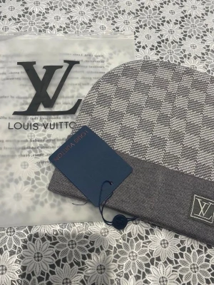 Lvmössa - Grå fett Lvmössa säkra vintern nu med en mössa från oss