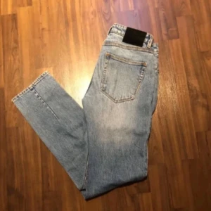 *NYSKICK* Neuw Jeans - Tja! Säljer ett par tvär snygga Neuw jeans. Hög kvalité denim med fräsch tvätt på låren. W29L32. Straightfit. Hör av dig om du har någon fundering eller vill ha mer bilder! 10/10 Skick.