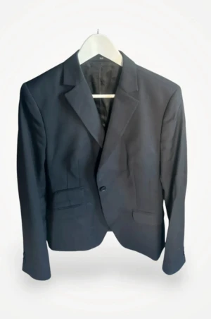 Svart kavaj från SIR Woman - Säljer en elegant och tidlös kavaj från Sir, perfekt för dig som vill ha en klassisk look med hög kvalitet. Kavajen är helt oanvänd och i nyskick – inga slitage eller defekter. Storleken är märkt 42, men passformen upplevs mer som M/L, Den stilrena designen gör den lätt att matcha både till vardag och fest  lika snygg till jeans som till kostymbyxor. 💼 Passar perfekt till: – Jobb & möten – Festliga tillfällen – Studenten, middagar eller andra event 🆕 Nypris: 1500:- 