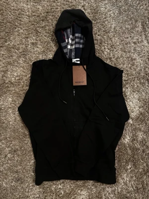 Svart burberry zip hoodie - Riktig fin burberry zip hoodie i färg svart storleken är M-L 