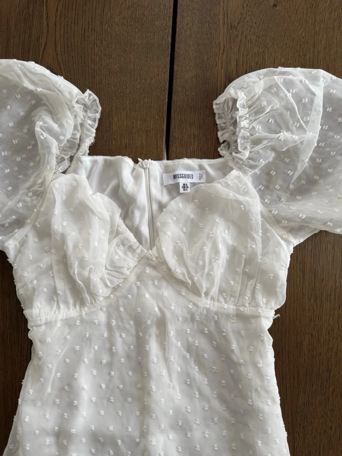 Vit kort klänning med puffärmar - 1