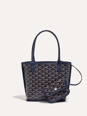 Blå shoppingväska  - Säljer en ikonisk blå shoppingväska  med klassiskt grafiskt mönster och matchande liten necessär. Väskan har långa handtag och är tillverkad i slitstarkt syntetmaterial med skinn-detaljer. Perfekt för dig som vill ha en snygg och rymlig väska till vardagen.