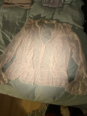 Blus från Hm - Vit fransblus från hm. Hyvvsat skick då den är lite missfärgad i tvätten, mer gräddvit än kritvit annars toppen! 