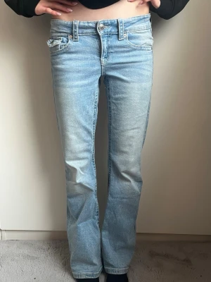 Ljusblå jeans - Säljer ett par ljusblå lågmidjade bootcut jeans. Storlek 158 men passar som XXS😊💗