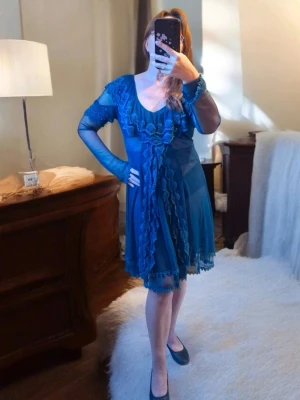 Bohemisk spetsklänning från Suzanne Nilsson - Sååå himla fin spetsklänning i bohemisk stil från Suzanne Nilsson 💚💙 Färgen är petrol.  Klänningen har långa ärmar som elegant går över handen och ger en romantisk känsla. Lite genomskinlig, så en underklänning passar perfekt om man vill. Färgen är vacker petrol – unik och lyxig!  Klänningen är mycket sparsamt använd och i fint skick ✨  Perfekt till jul, nyår, fest eller middag där du vill känna dig boho-chic och speciell.  Hör gärna av dig om du undrar något – svarar gärna! 💚