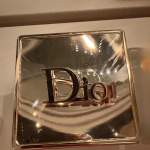 Dior brosch - Klassisk fin Dior brosch i silver i mycket gott skick✨
