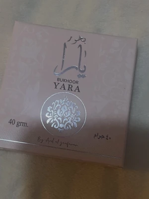 Bukhoor Yara 40g - Bukhoor Yara från Ard Al Zaafaran, 40 gram. Perfekt för dig som vill skapa en unik och mysig atmosfär hemma. Snygg förpackning som passar in i alla rum.