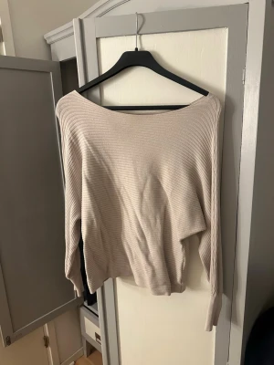 Beige ribbad tröja från ONLY - Säljer en beige ribbad tröja från ONLY i storlek S. Tröjan har lång ärm, bred halsringning och är tillverkad i ett mjukt, stretchigt material💞