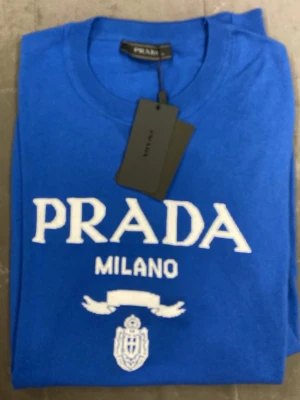 Blå  t-shirt - Snygg blå t-shirt . Klassisk rund halsringning och korta ärmar. Tillverkad i mjuk bomull som känns skön mot huden. Perfekt för dig som vill ha en clean och exklusiv look.