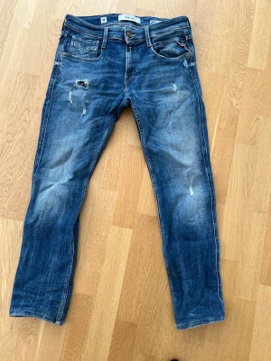 Replay jeans - Ett par riktigt snygga replay anpass jeans med schysst tvätt och slitningar. Använda men i bra skick. Nypris ligger på 1800. Bara att höra av sig för frågor eller mer bilder!