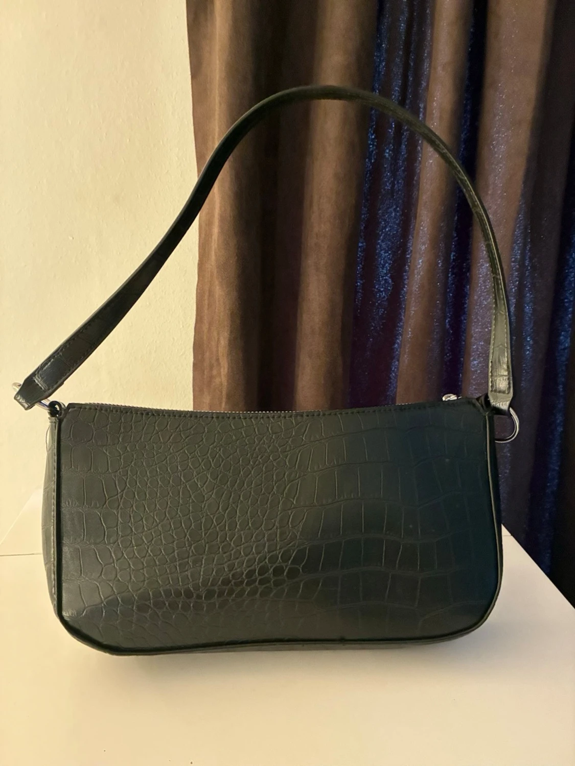 Svart axelväska i crocopräglat skinn från H&M