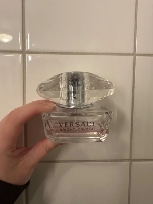 Versace Bright Crystal EdT 50ml - Versace Bright Crystal Eau de Toilette, 50 ml. Cirka 1/3 kvar, lite mer. Köpt för 3 år sedan