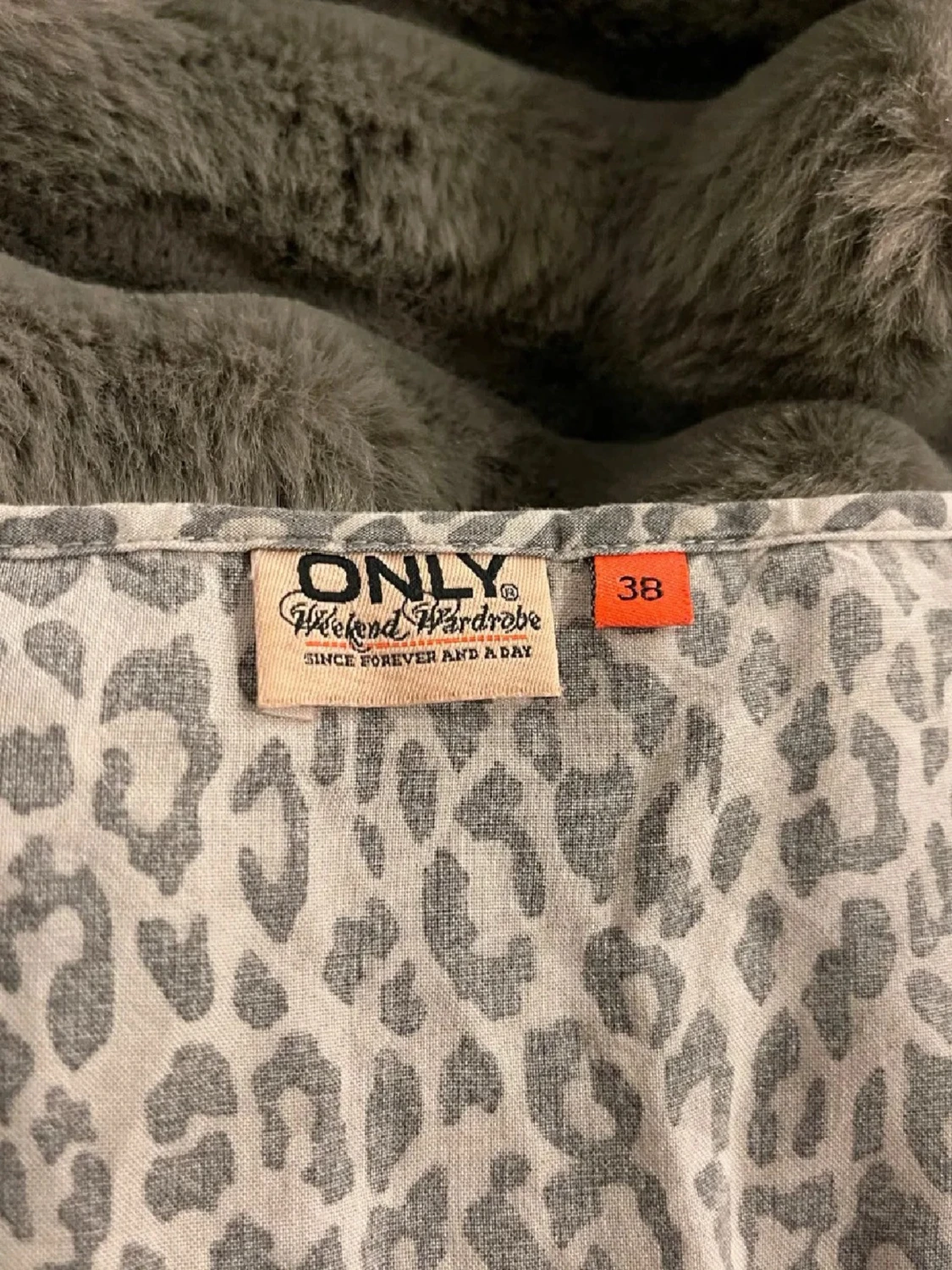 Grå leopardmönstrad klänning från ONLY - 1