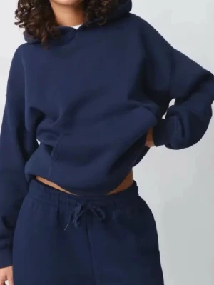 Marinblå hoodie -  Säljer du min marinblå hoodie då den är för liten och ej kommer till användning💙