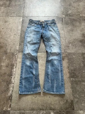 Vintage Flared Levi’s Jeans - tjatja! säljer mina riktigt schyssta levis 572or i 30/32👏 Otroligt fet wash på dessa och sitter perfekt🫡 tveka inte på att skriva ifall ni har fler frågor! 