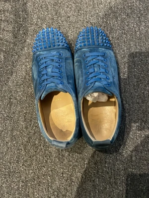 Crhistian Louboutin - Tja säljer ni dessa as feta loubs i as skön färg. Skorna är i bra skick och tvättas innan jag skickar dem, stprlek 42 och inget OG ingår. Ny pris är runt 9000+ men mitt pris är endast 2499. Lite heeldrag annars i gott skick. Bara att fråga om ni har frågor. Kan gå ner i pris💫