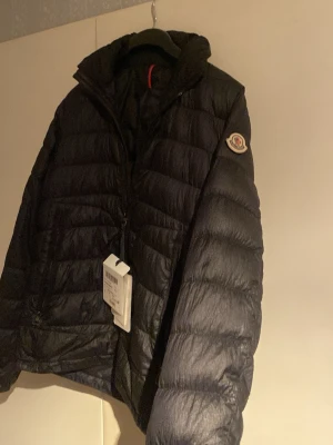 Moncler jacka  - Moncler octavien giubotto allt og tags dustbag givetvis äkta storlek 2 passar S-M skick 7/10 ingen luva 