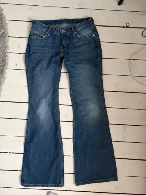 Lågmidjade jeans från Weekday - Säljer ett par snygga lågmidjade blåa jeans från weekday. Säljer då de är för små. Använt ca två gånger. I storlek W26 L32. Köpte för 590kr!!😊💞