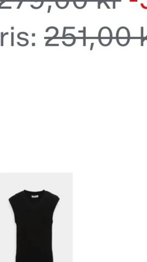 Svart ärmlös topp med v-ringning - Snygg svart topp med v-ringning och ärmlös design. Perfekt att matcha med jeans eller kjol för en clean och stilren look. Materialet känns mjukt och följsamt mot huden. Enkel och tidlös modell som passar till många olika outfits.