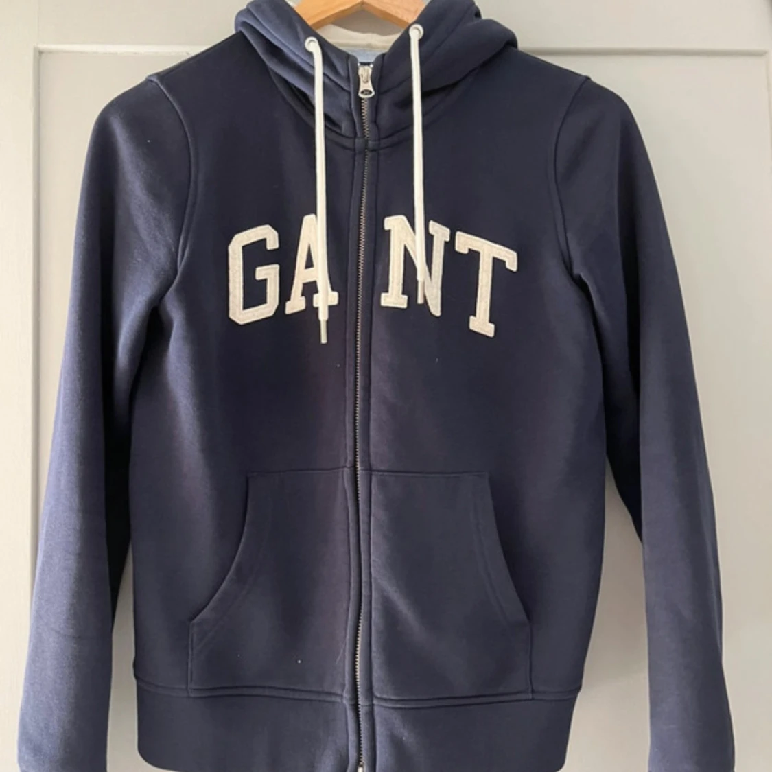 Mörkblå hoodie från GANT med dragkedja - 2