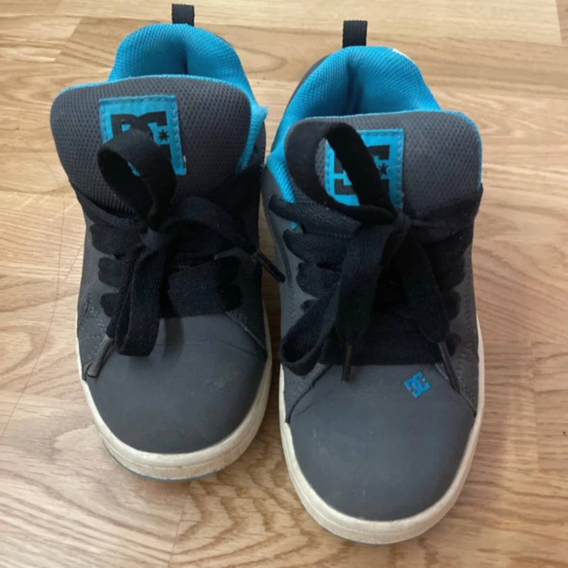 Vintage DC sneakers! - 2